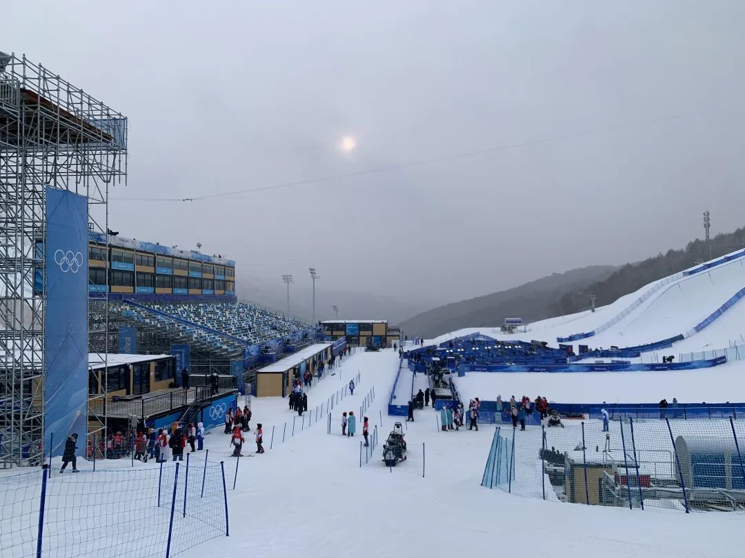 看张家口赛区云顶滑雪公园冬奥场馆一条雪龙现身
