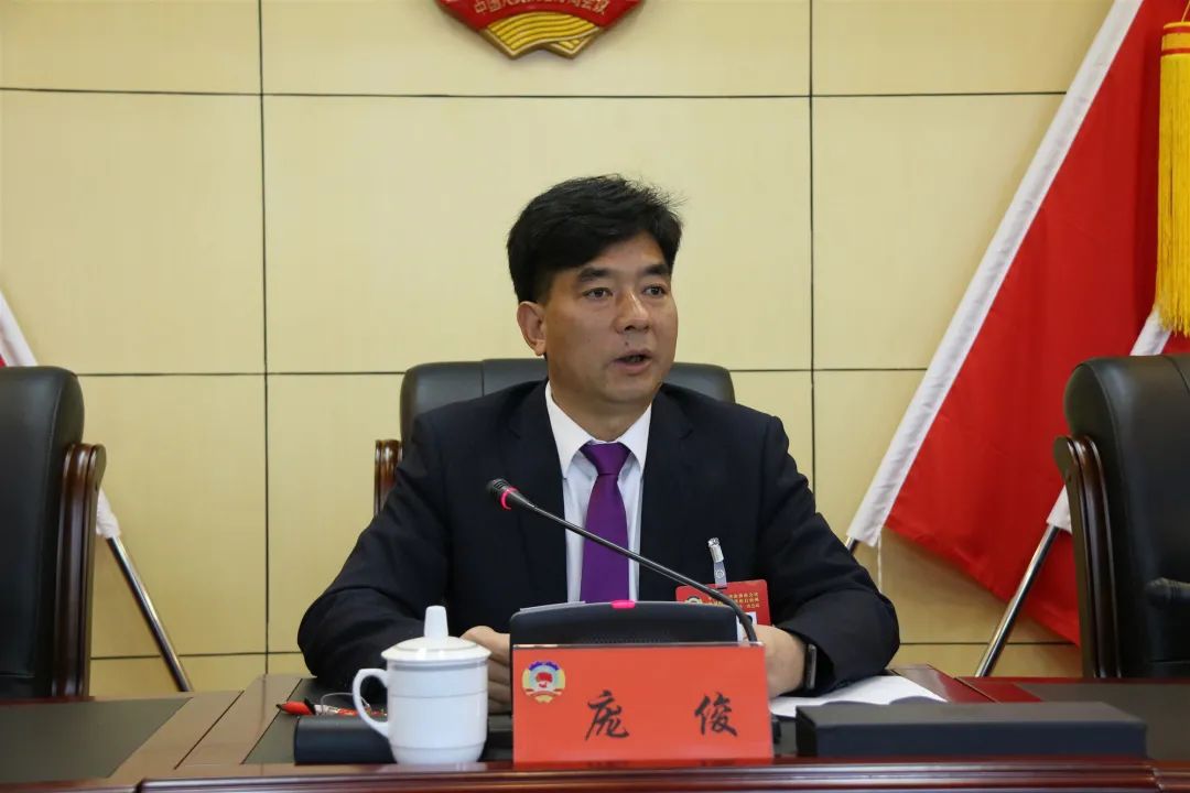会议由州政协十三届一次会议主席团会议主持人庞俊主持.
