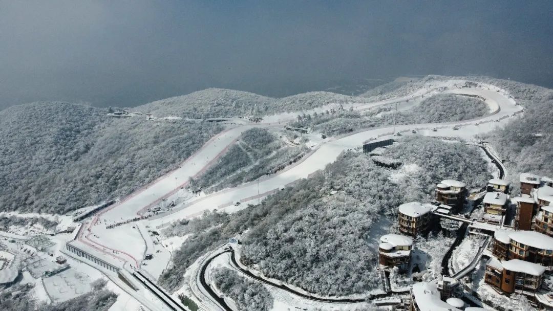 来源/浙江云上草原遂昌高坪北斗崖滑雪场遂昌高坪北斗崖滑雪场矗立在