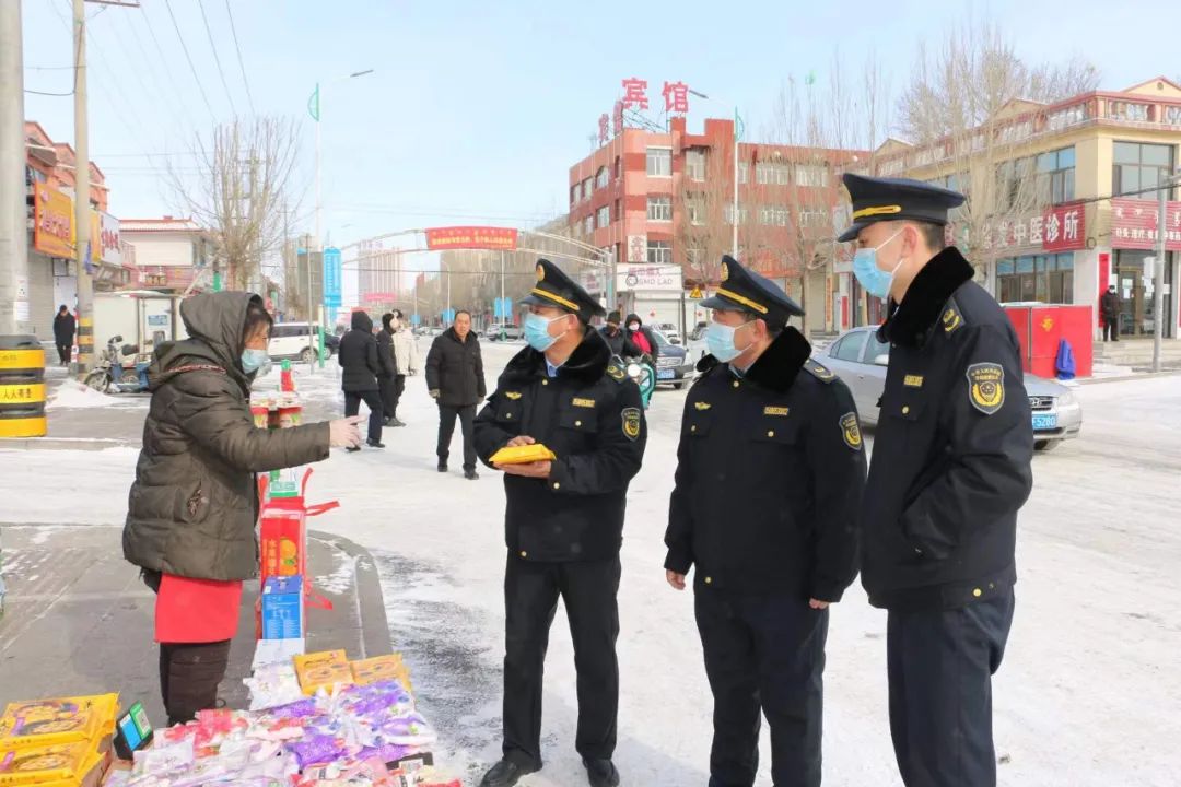 奋发新春走基层筑牢冬奥会和两节期间民生商品安保屏障察右后旗市场