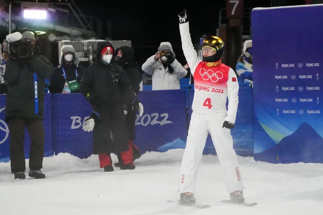 2月16日,中国选手齐广璞在北京2022年冬奥会自由式滑雪男子空中技巧