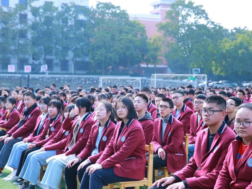 市一中法院铜梁法院走进铜梁中学开展法护青春开学第一课活动