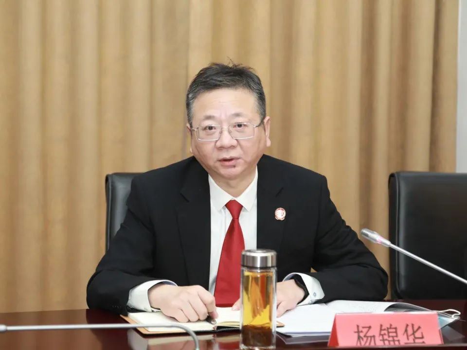 斜桥法庭庭长徐劲松,执行局副局长徐华围绕学习内容,结合实际工作