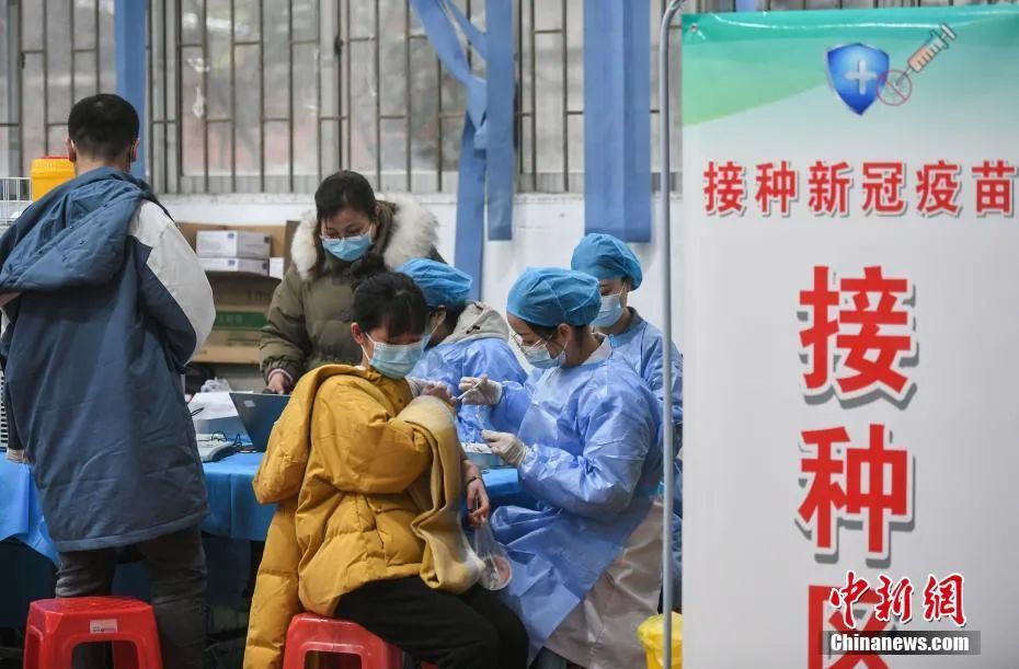 资料图:安徽农业大学学生在校园新冠疫苗接种点接种疫苗.