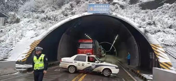 永连公路207国道有交通管制永州交警发布雨雪冰冻天气交通安全预警