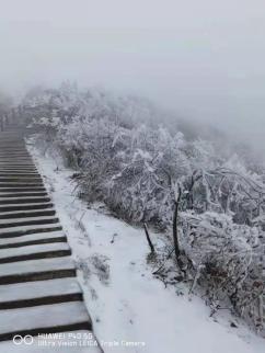 分外妖娆迷人的雪景章贡区 76 峰山↓↓↓小伙伴们的朋友圈各地的