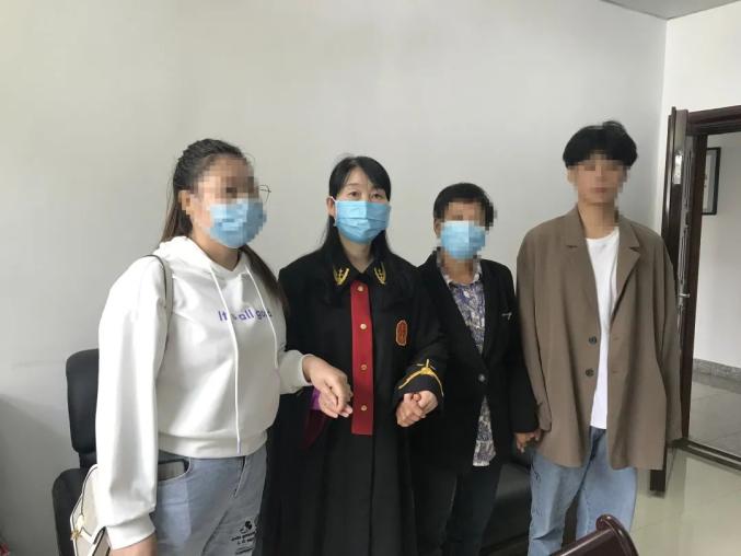 一片丹心映红霞记全省人民群众满意的政法干警王红霞