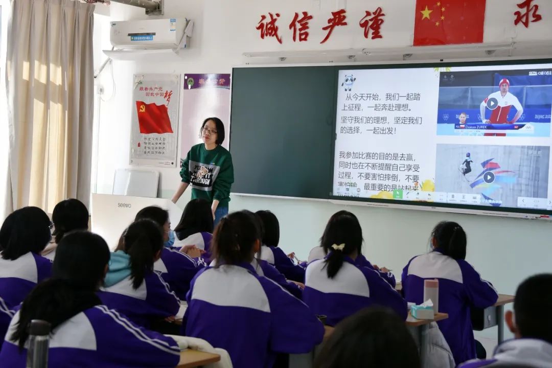开学第一课"亮"出精彩在雍阳中学学生们纷纷走上讲台讲述自己的"第一