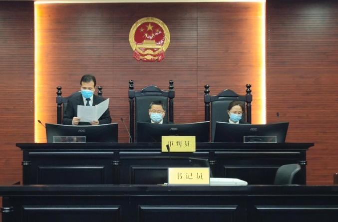 上海宝山法院执行干警曾建琼向义务人李先生宣读了《家庭教育令》