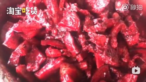 在云南人的口中,生血拌肉又叫做红肉或血肉,即,将生猪血倒入炒熟的肉