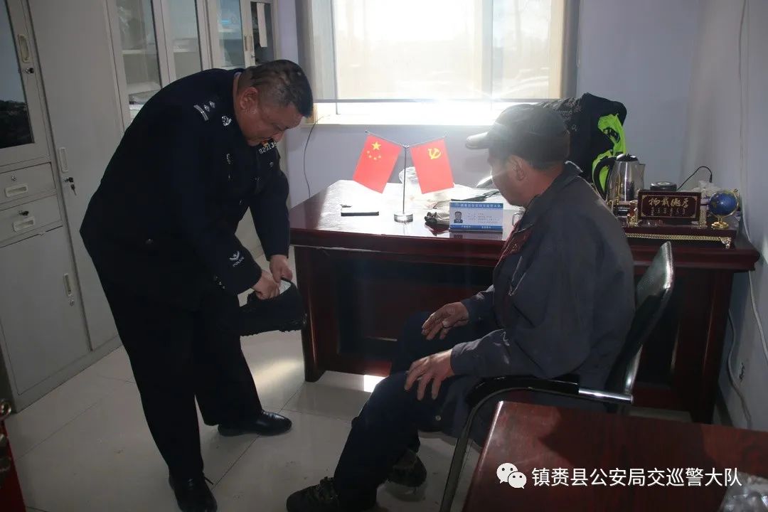 来一位身心疲惫的老人,到镇赉县公安局交通巡逻警察大队建平中队求助