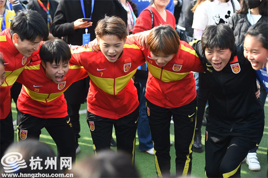 王霜给孩子们介绍了奖杯的含义,还与孩子们许下了亚运之约:9月的亚运