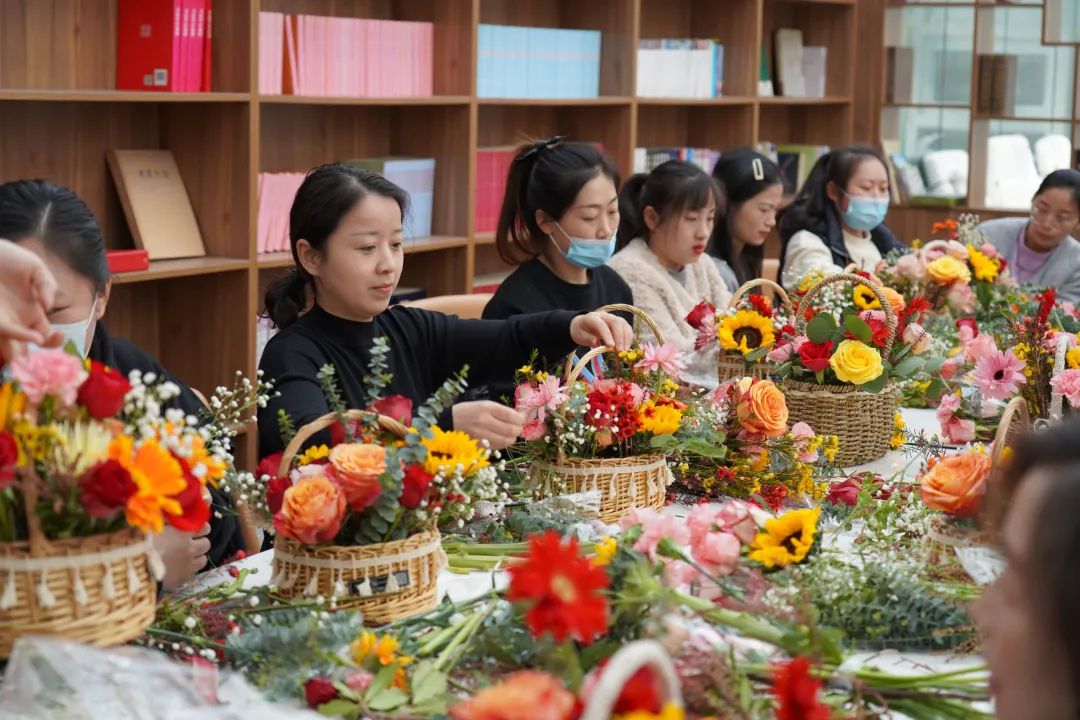 诗情花艺美丽相伴丨成武法院开展迎三八妇女节插花活动