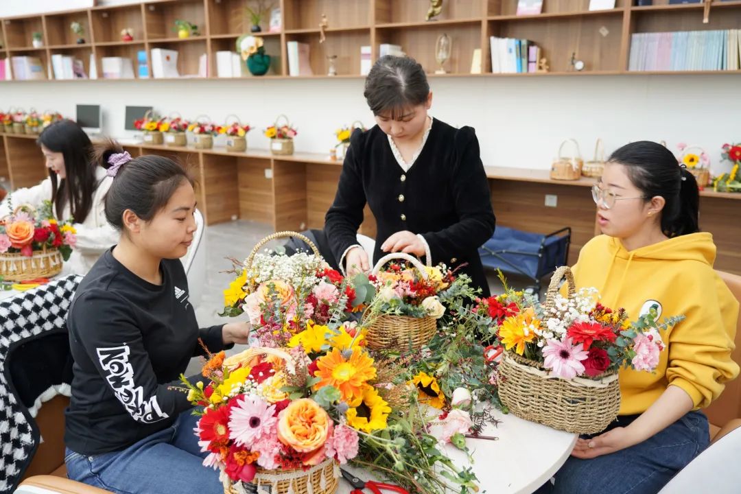 诗情花艺美丽相伴丨成武法院开展迎三八妇女节插花活动