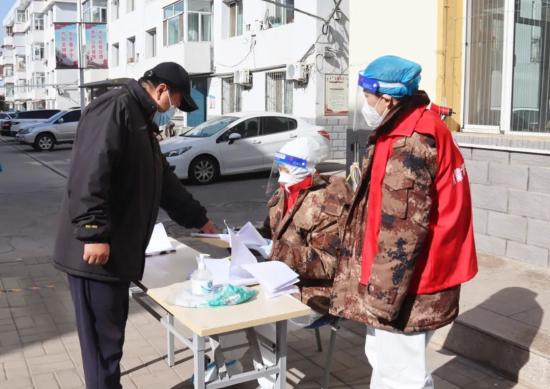 团支部书记孙萌介绍,社区目前共有50余名志愿者参与社区疫情防控工作