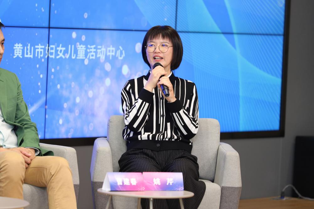 姚芹,市妇女儿童活动中心负责人.曾获优秀共产党员荣誉称号.