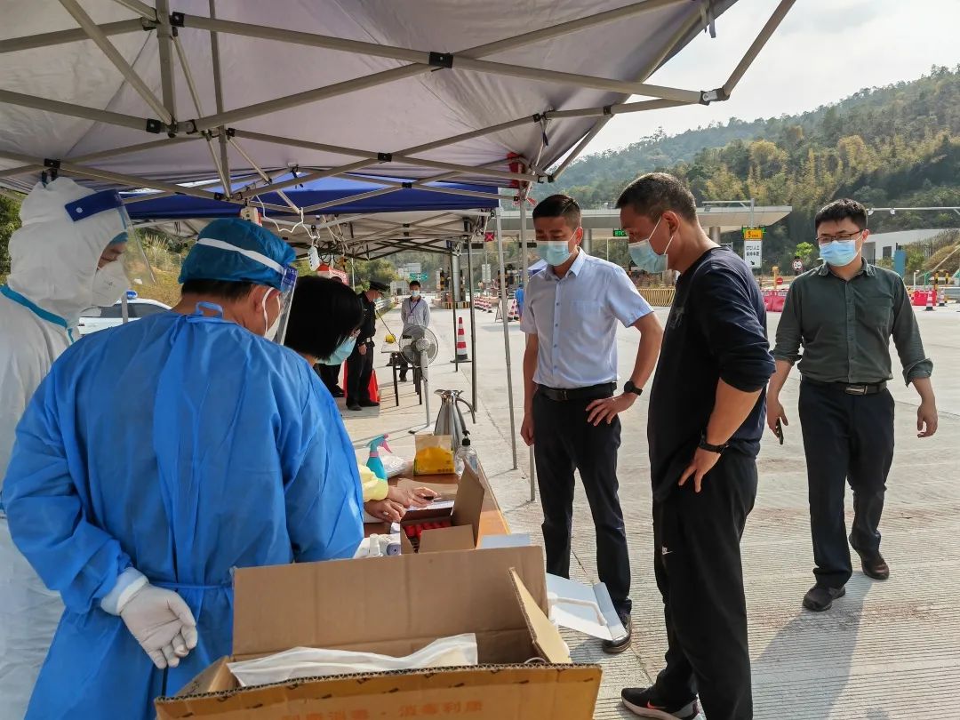 澎湃号>惠州政法> 督导过程中,邹运章细致查看了卡点设置核酸检测及