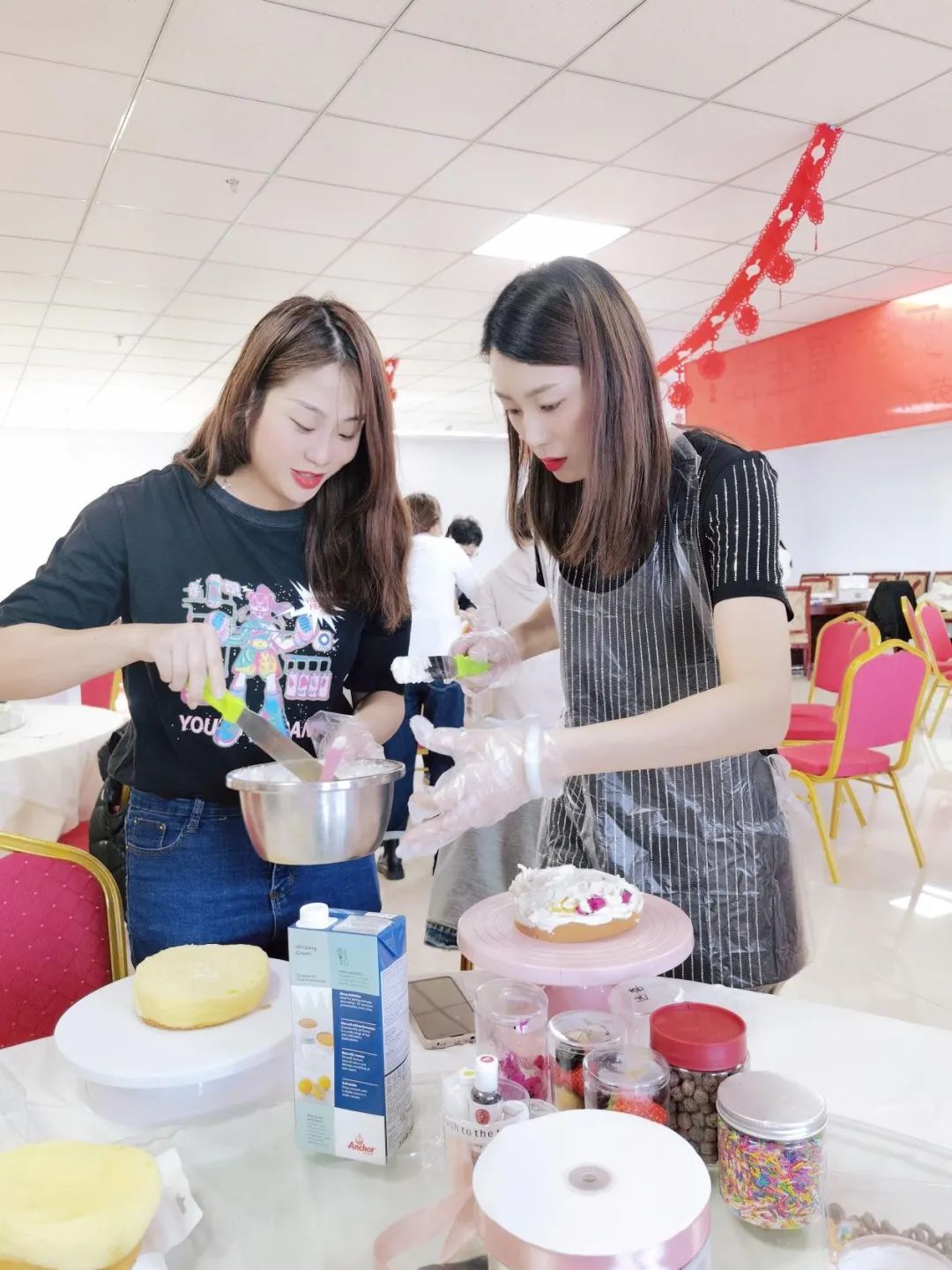 三八特辑锡市法院举办品尝甜蜜味道感受幸福生活三八妇女节烘焙活动