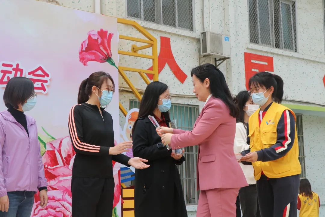 金平区副区长杨芳,区政协副主席,区教育局局长刘彦彧,区妇联主席邓