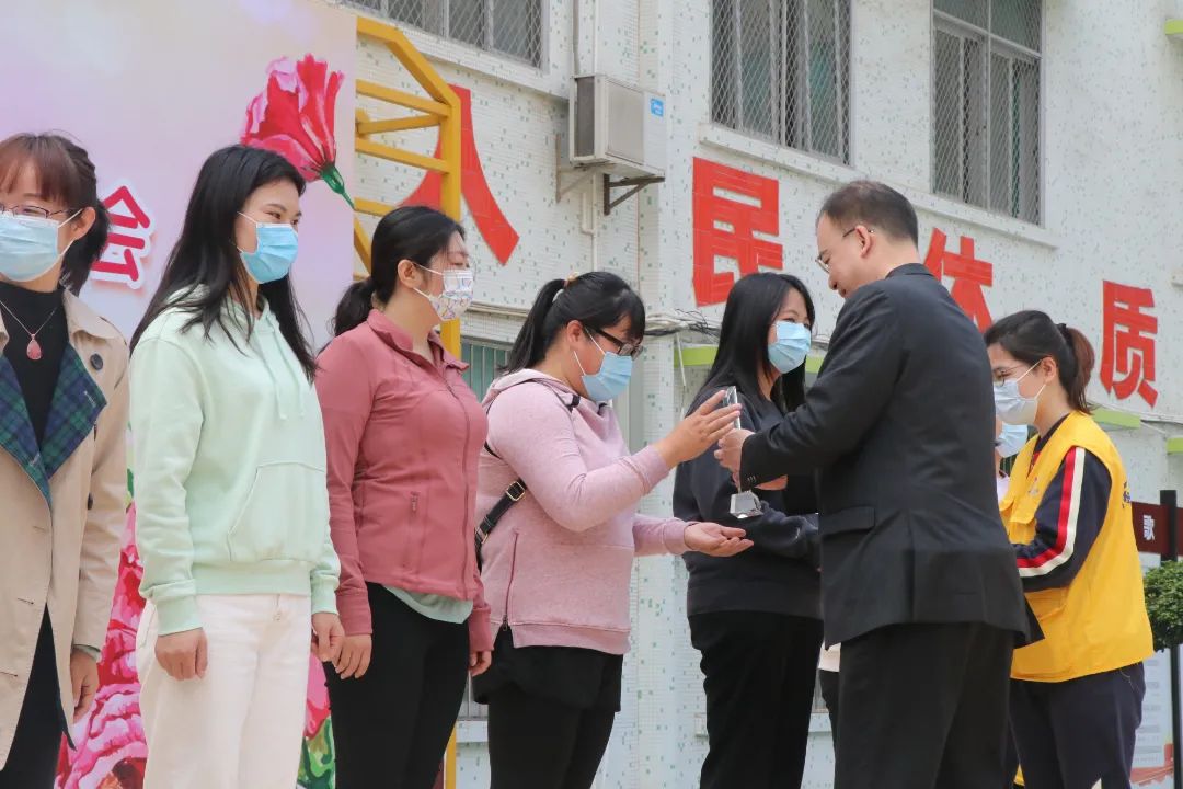 金平区副区长杨芳,区政协副主席,区教育局局长刘彦彧,区妇联主席邓