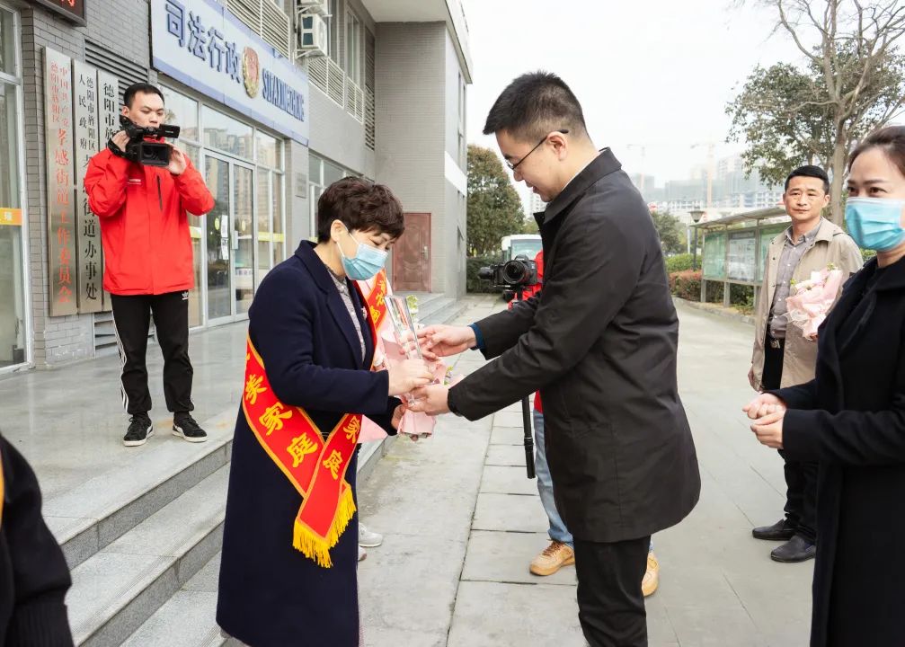 德阳市妇联主席古春芳旌阳区人民政府区长谢斌看望慰问我区妇女先进