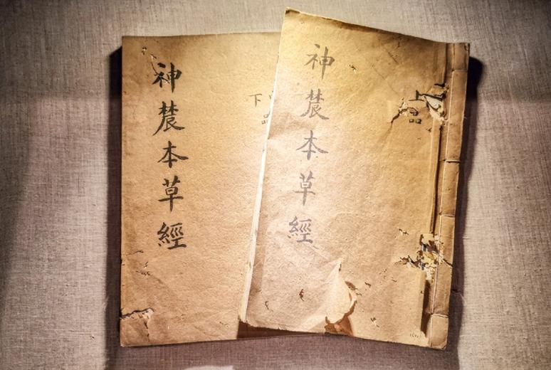 阿胶在古代的《神农本草经》中,已列为上品,随着历史的沿革,历代的