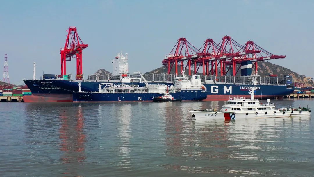 办实事丨上海海事护航洋山港大型双燃料集装箱船lng船船同步加注