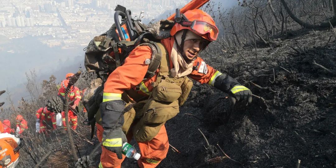 紧急救援云南省森林消防总队出动312名消防员全力扑救大理市太和街道