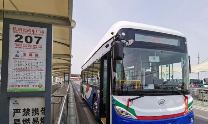 青岛公交23路207路换新颜15部新能源公交车上线