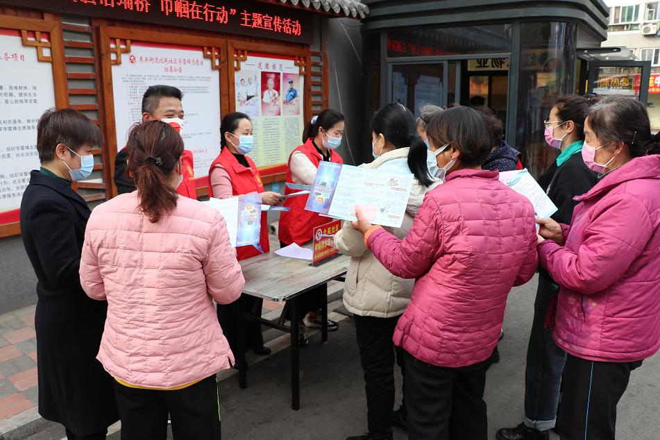 埇桥区东关街道北苑社区妇联开展建设法治埇桥巾帼在行动主题宣传活动