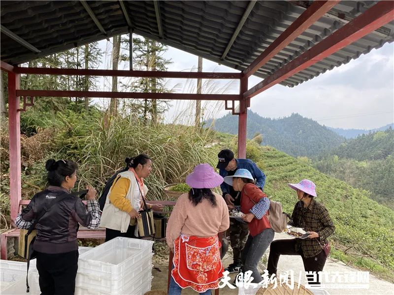 为此,靛山村村干部积极招聘工人,做好外地工人住宿,吃饭等服务.