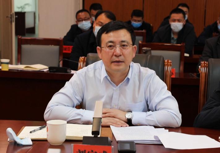 刘宝成在主持会议时强调,当前国内疫情多点散发,新型变异毒株传播快