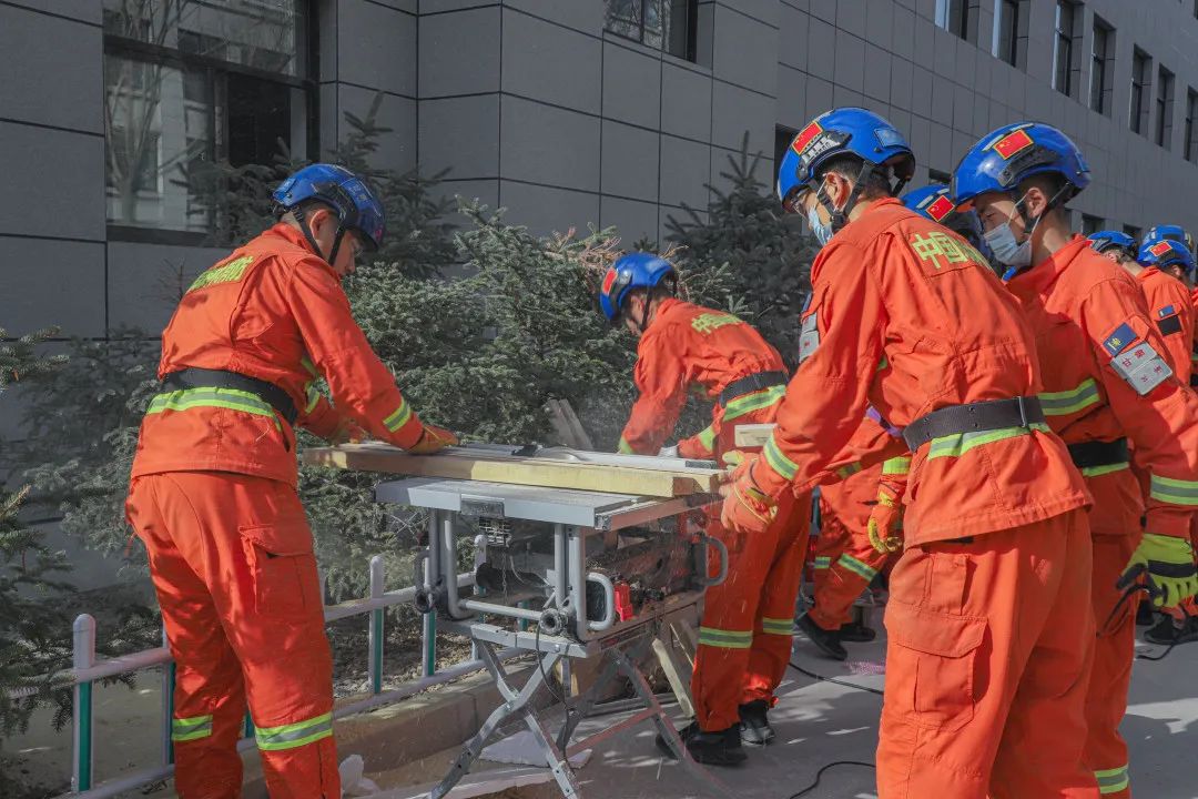 充分预热"在学习室,教练员马振博正在为大家进行水泵操作理论授课