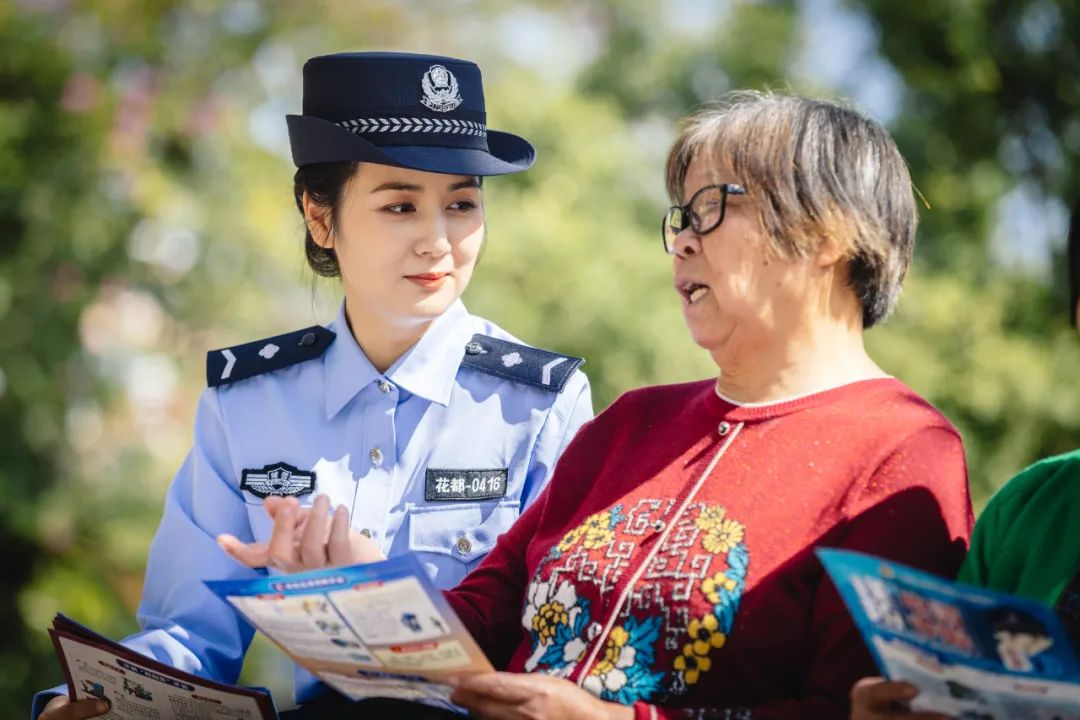 这首歌字里行间诠释出女警力与美的真正含义