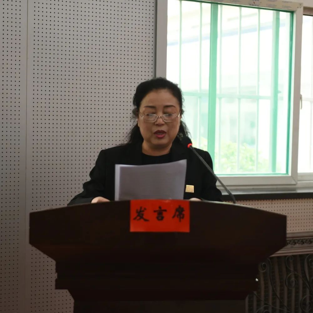 新任人民陪审员代表杨晋萍,李栋作表态发言.