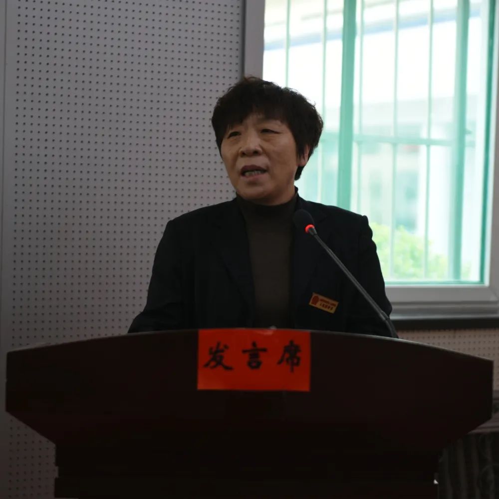 新任人民陪审员代表杨晋萍,李栋作表态发言.