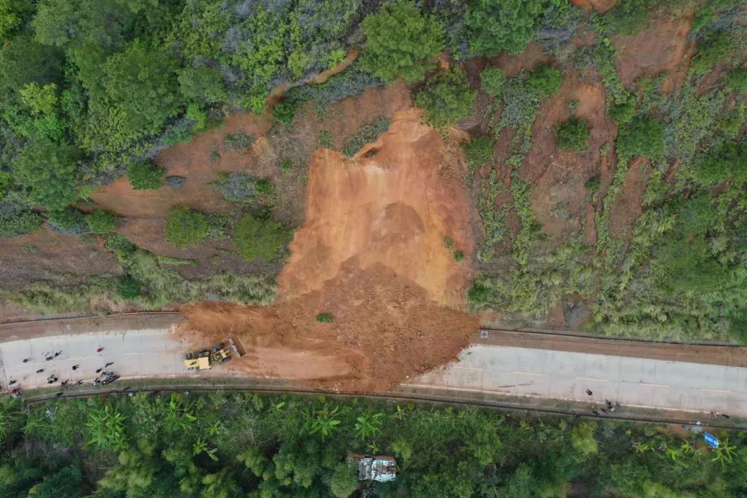 受持续强降雨影响国道g236线佗城东瑶村路段发生山体滑坡