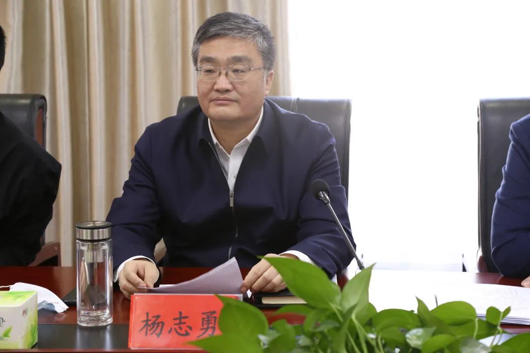 鹰手营子矿区区委书记杨志勇,区政府区长马增辉,区委常委,区委办公室