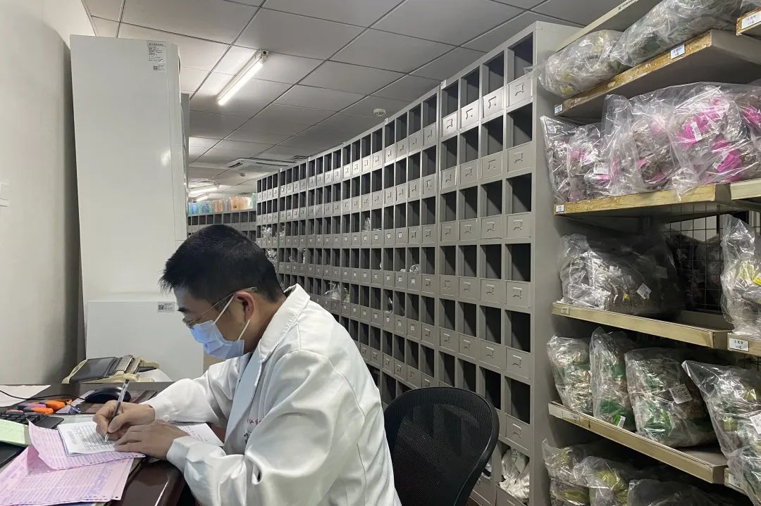 陈斯楠作为医院外派核酸采样队的领队之一,承担了"火车头"的角色,肩负
