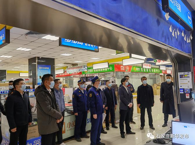 徐圣银先后到民族路步行街升级改造现场,华强广场和