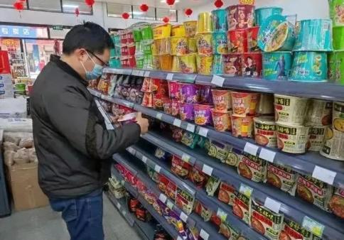 伪劣商品排查力度,坚决依法取缔无证生产经营门店及黑作坊,借助食品