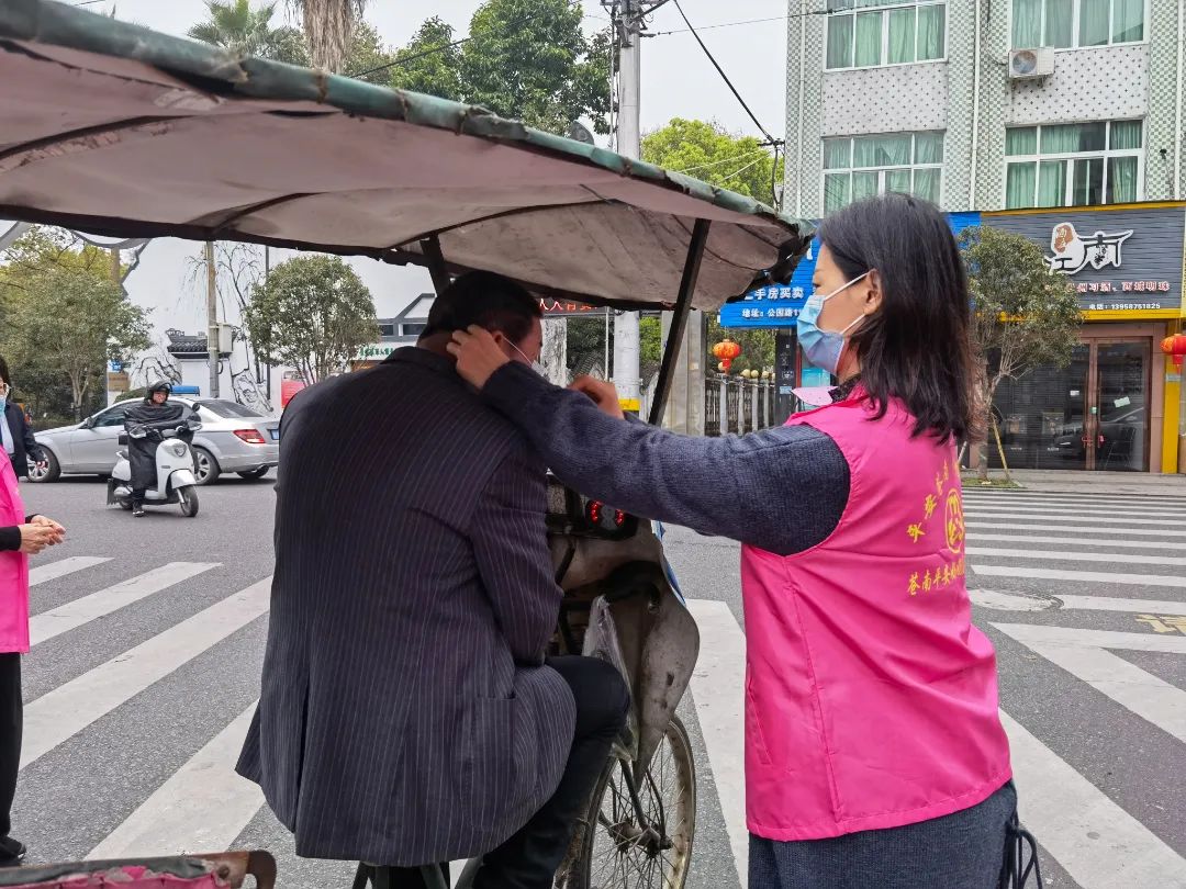 戴口罩强防疫苍南县巾帼劝导员守护温暖守护你