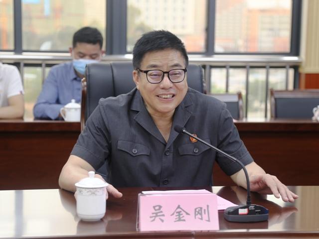 吴金刚院长对西乡塘区法院罗君院长的热情接待和兄弟法院毫无保留的