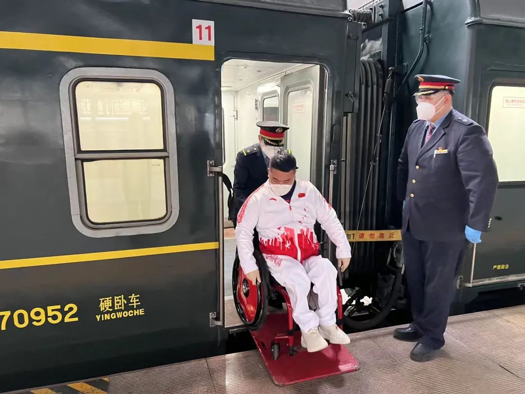 6时20分,t47次列车缓缓停靠站台,下车后,运动员们纷纷与列车乘务人员