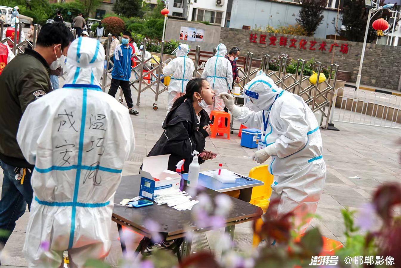 2022年4月15日,河北省邯郸市复兴区百家村街道,辖区居民在做核酸检测.