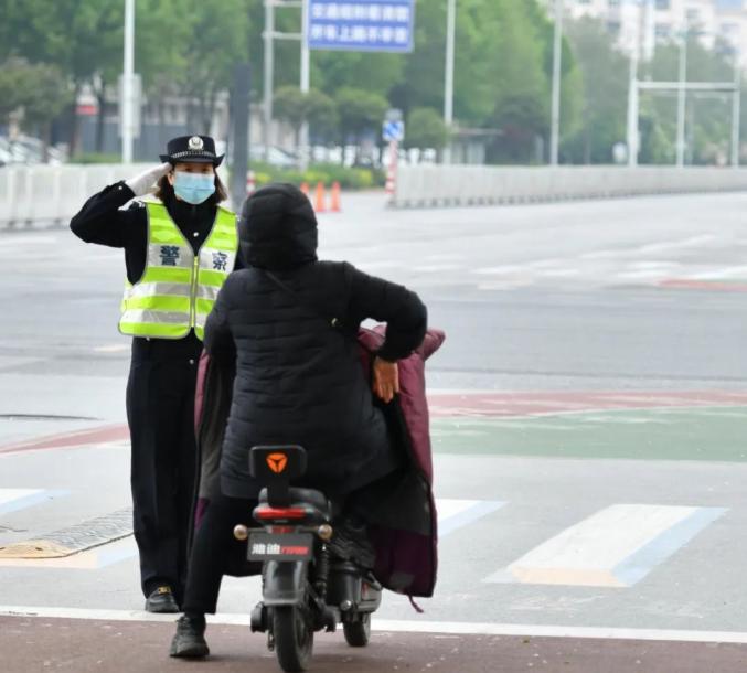 交巡警事抗疫夫妻并肩作战携手共谱平安之歌