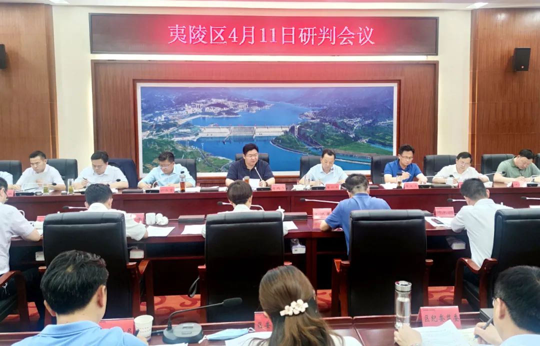 区领导肖鹏飞,李兴兵,郑书香,汪宏斌,万犁昌等出席会议.