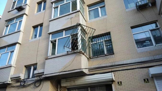 又是这个小区清理窗外置物筐防盗窗113个人居环境升级见实效