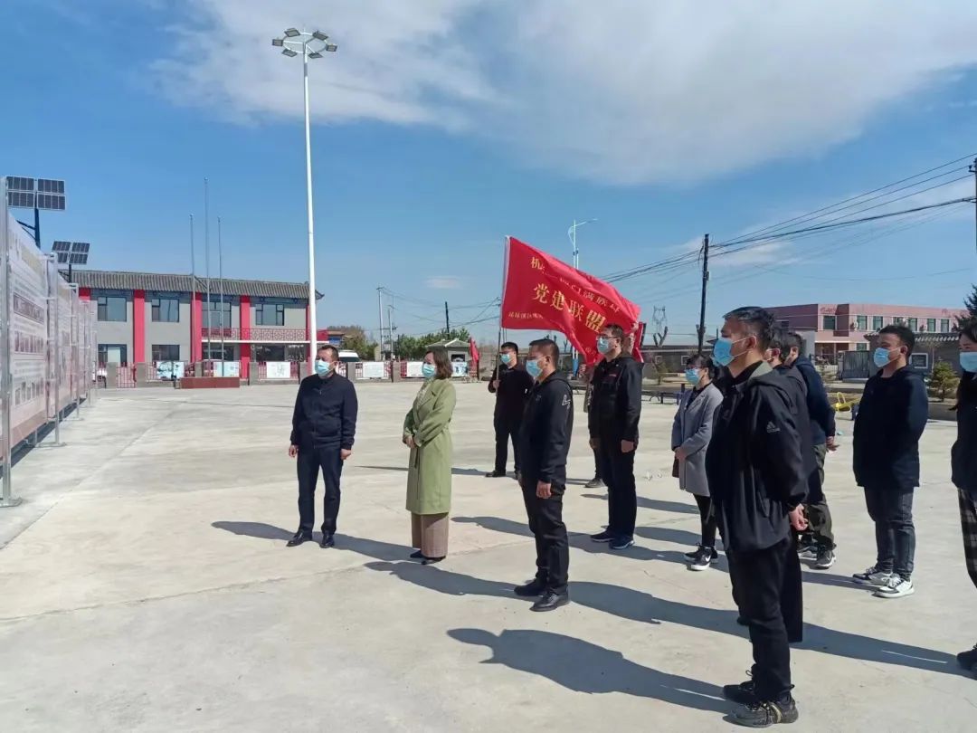 近日区法院党支部组织党员干警代表参加机关-衙门村"共融共建"联席