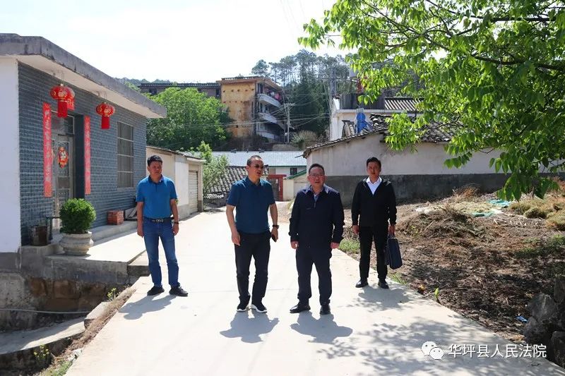 一到华坪法院,李红斌院长就深入到荣将镇,永兴乡实地察看了正在动工